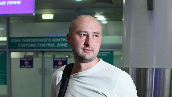Известный российский военный журналист из-за угроз уехал из РФ в Чехию