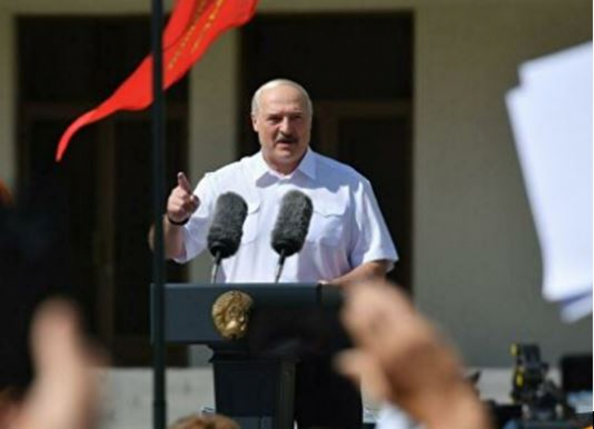 Лукашенко пригрозил бастующим белорусам потерей работы: "На рабочие места можете не вернуться"