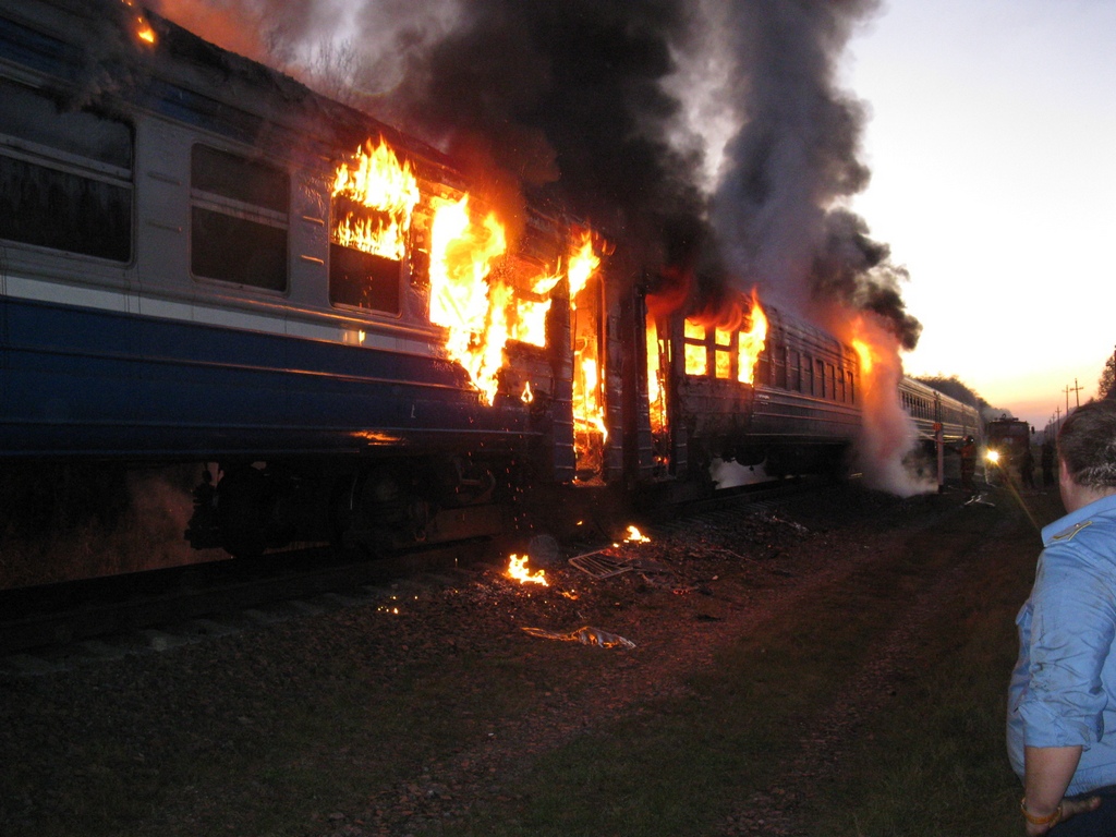Во Львовской области пассажиры поезда на ходу выпрыгивали из горящих вагонов, оцевидцы показали впечатляющие кадры