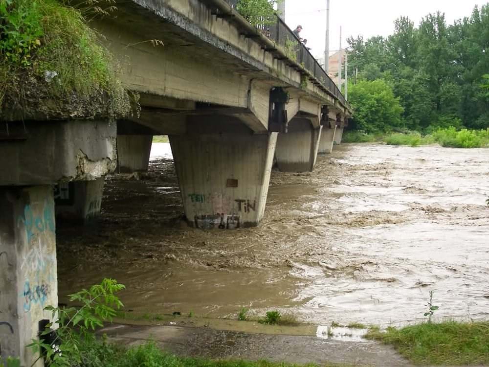Возле городского пляжа в Ивано-Франковске неизвестные прикрепили на пешеходный мост бомбу - кадры с места ЧП