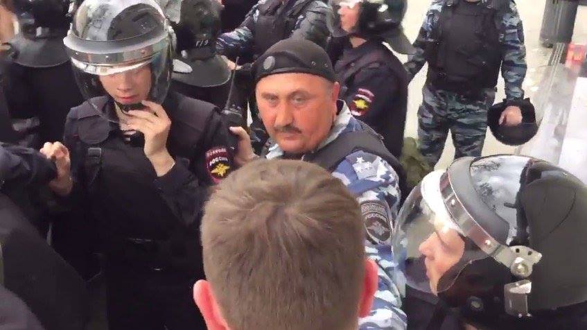 ​В 2013 году разгонял студентов в Киеве, а в 2017 году — в Москве: опубликовано видео с экс-"беркутовцем" Сергеем Кусюком