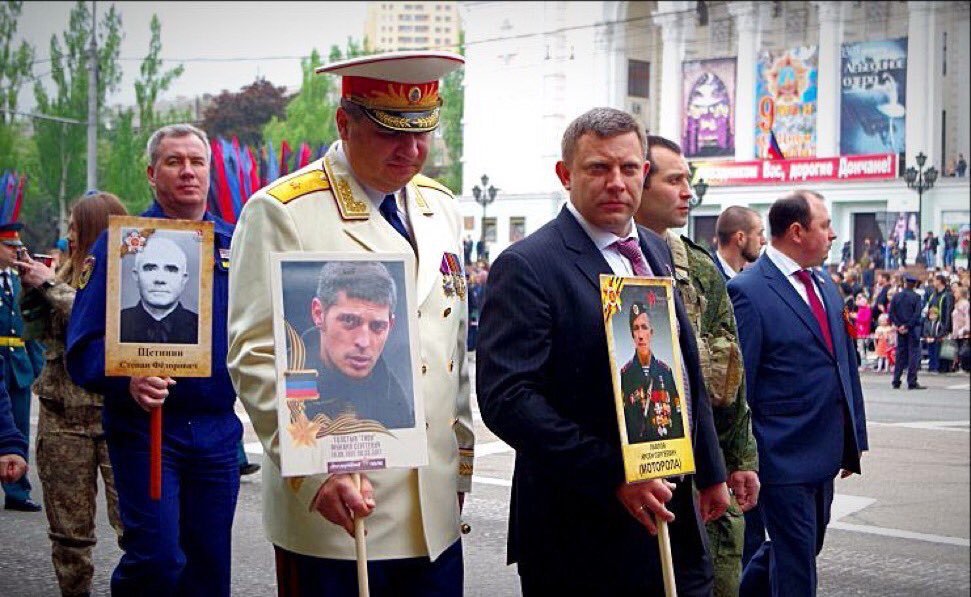 ​На следующий "день победы" понесут фото Захарченко. Запомните этот твитт: соцсети высмеяли главаря "ДНР" за портрет в "Бессмертном полку"