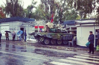В Донецке танк ДНР въехал в автобусную остановку