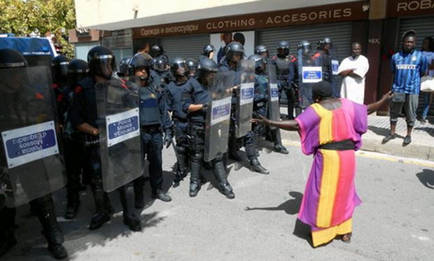 Полиция Испании усмиряет бунтующих мигрантов: жители возвели баррикады