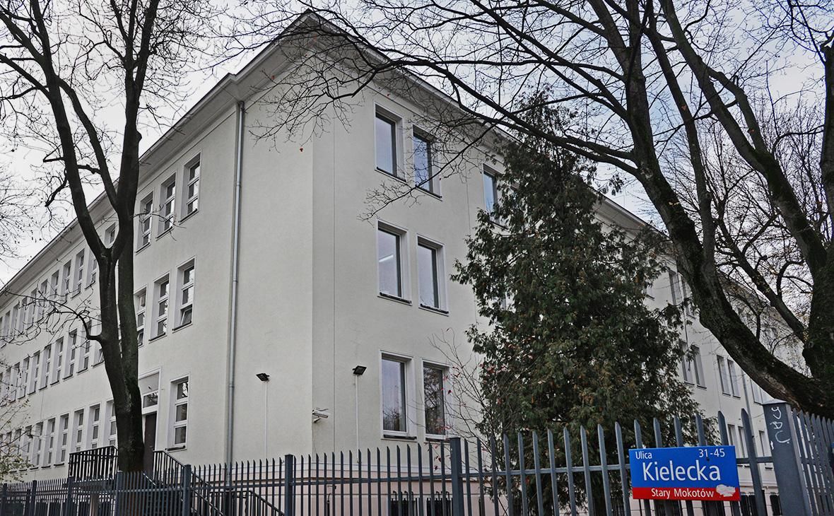 В Варшаве полицейские сломали дверь школы при посольстве РФ и поставили россиянам ультиматум
