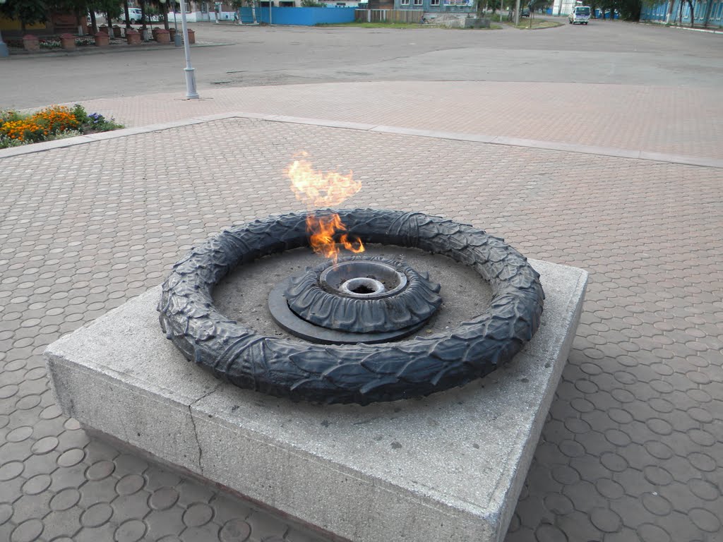 В России школьницы устроили пикник на Вечном огне, транслируя все происходящее в прямом эфире, – кадры