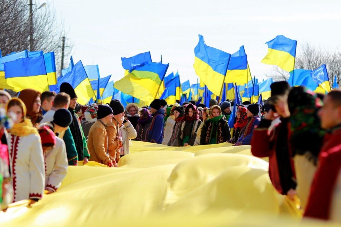 Единство Запада и Востока: в Киеве развернули 30-метровый флаг – мощные кадры