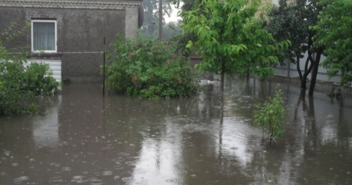 Житомир "утонул" после дождевой стихии, затоплены дворы, улицы превратились в горные реки