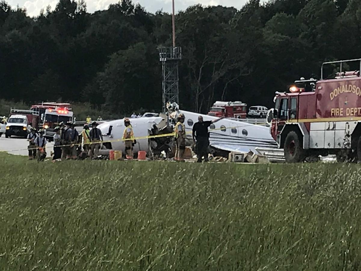 Самолет раскололся на две части при посадке: трагедия Dassault Falcon 50 потрясла США, есть погибшие - тяжелые кадры