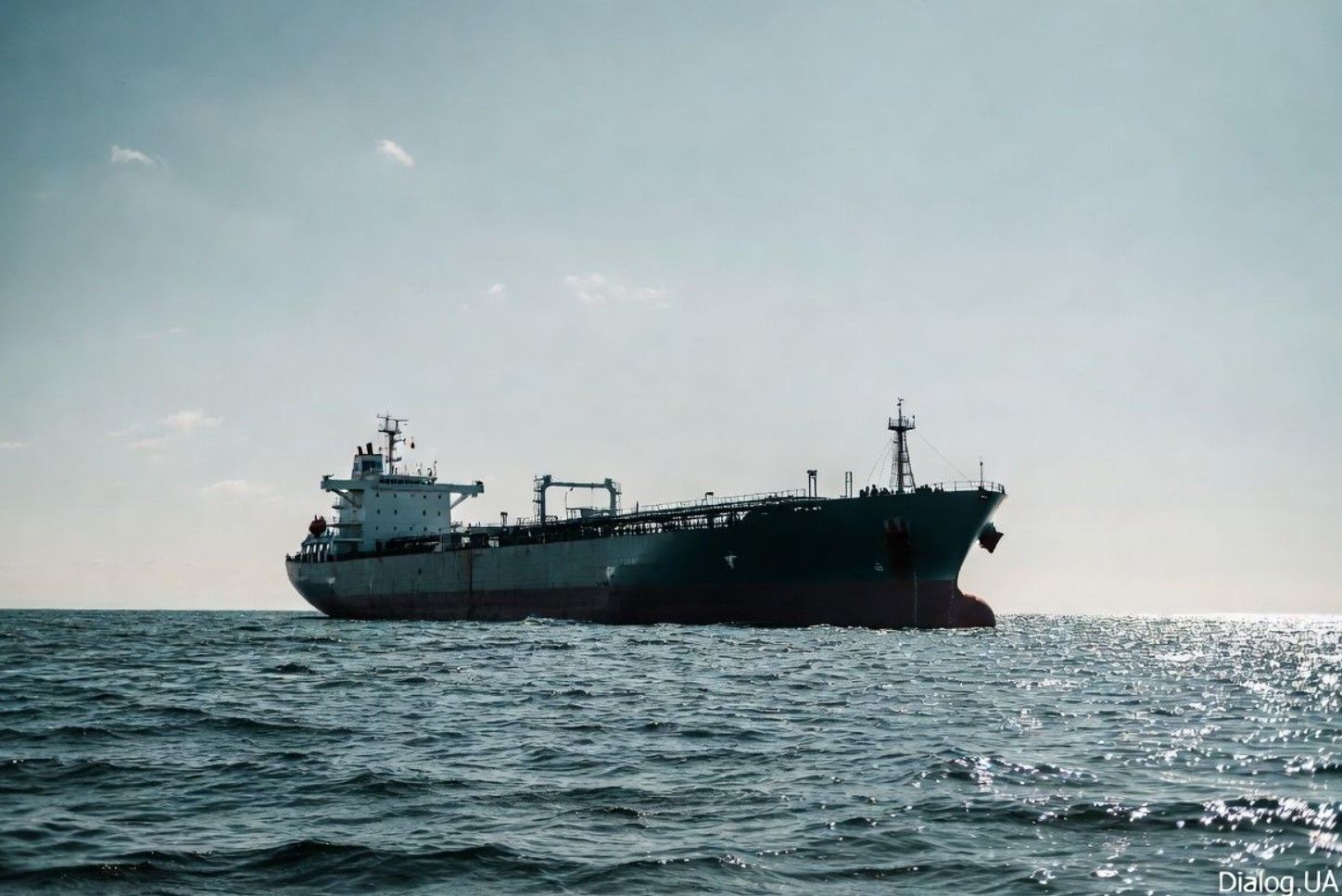 Россия направила на Кубу подсанкционный танкер под конвоем боевых кораблей