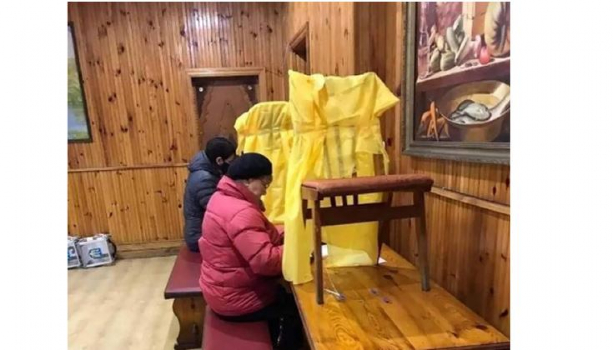 В Житомире не хватило кабинок для голосования: кадры, из чего пришлось их сделать членам комиссий