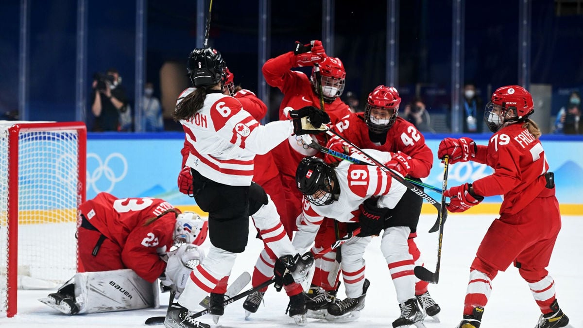 ​Женская сборная России по хоккею крупно уступила канадкам на ОИ в Пекине: матч был задержан на час