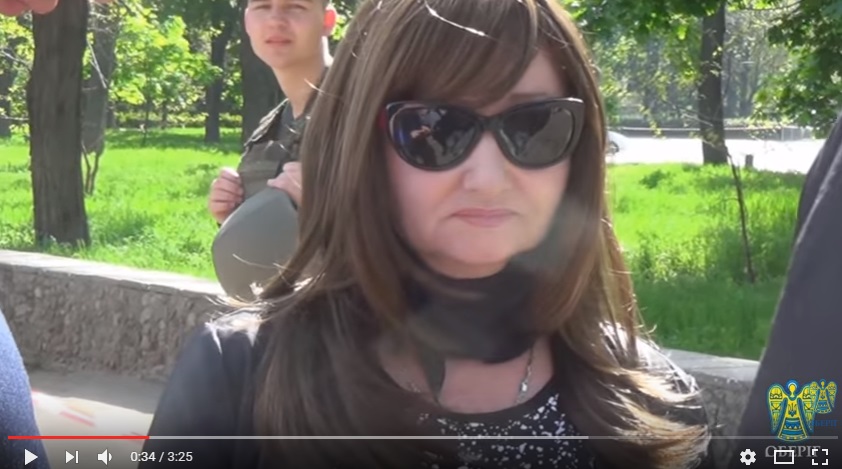 Ненормальная пророссийская провокаторша Крамчанинова пыталась прорваться в Одессу, "тщательно замаскировавшись", но была с позором изгнана патриотами (видео)