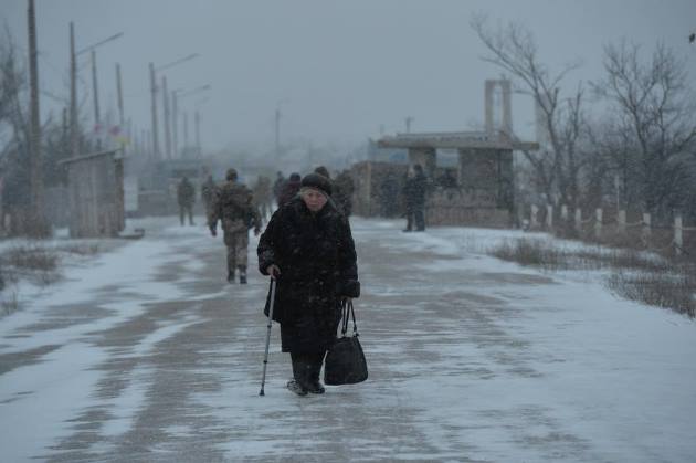 Луганчане о работе КПП в Станице: "Стоим и в дождь, и  в снег. Это невыносимо. Это дискриминация. Почему боевики не откроют "Золотое"?"