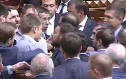 Рукопашная битва в Раде: депутаты БПП отвоевали трибуну у "радикалов" Ляшко, предотвратив ее блокировку 