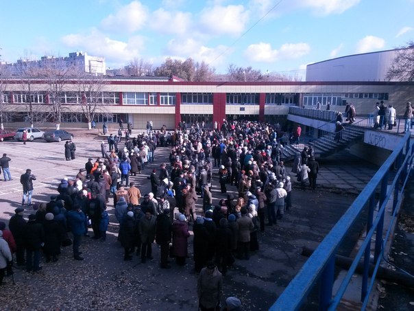 Жители Луганска, Горловки и Макеевки создают большие очереди на выборах ДНР и ЛНР