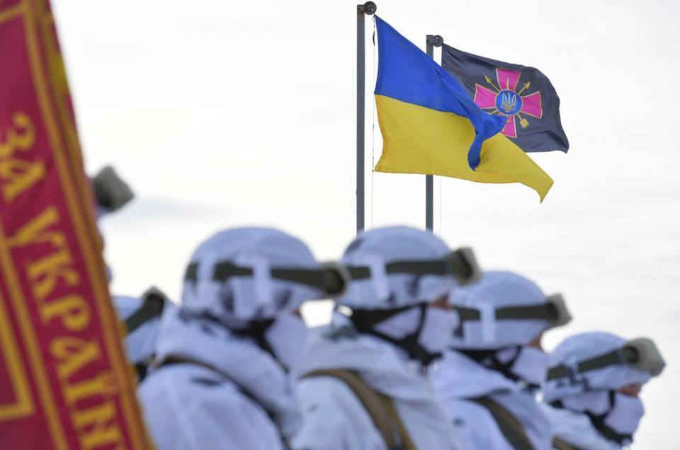 Порошенко представил Украине новую символику ВСУ - исторические кадры