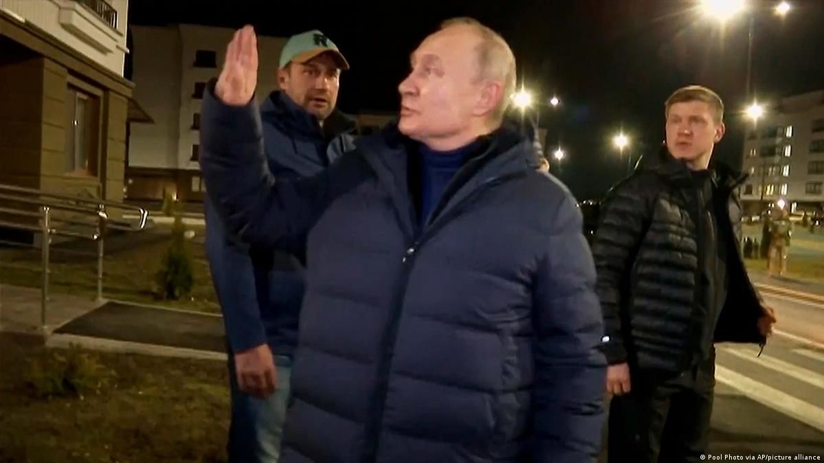 "Это все напоказ!" – в Мариуполе из дома, который проверял Путин, выселяют людей