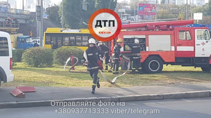 Мощный пожар перекрыл подступы к Министерству транспорта в Киеве: стало известно, что именно горело. Опубликованы кадры