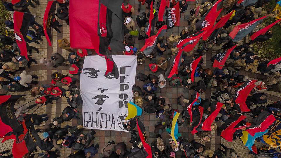 Марш УПА в Киеве: на улицах становится очень жарко, организаторы вывели уже три тысячи участников – уникальные кадры, снятые с высоты птичьего полета