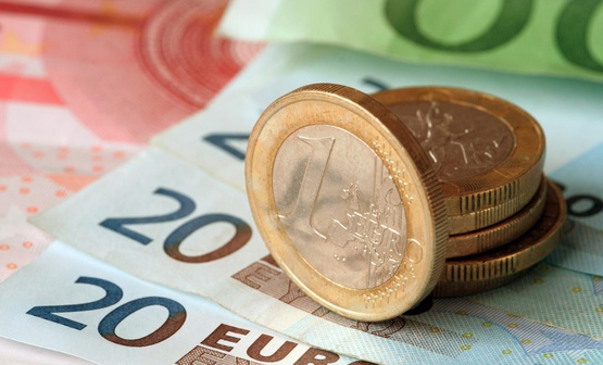 Российскую валюту продолжает лихорадить: евро стоит уже выше 66 рублей