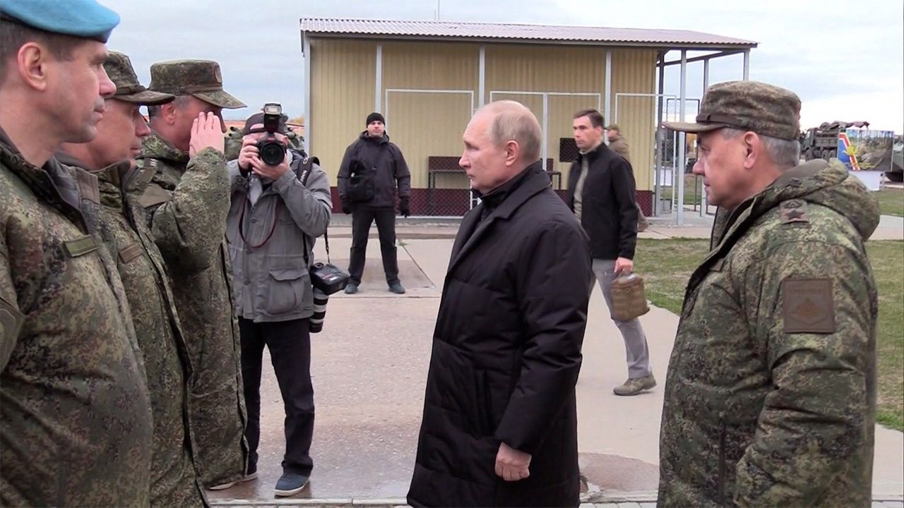 К мобилизованным на полигон мог приезжать двойник Путина, его выдал странный шрам на руке