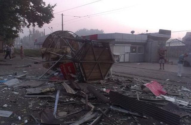 Донецк после бомбежки: огромная воронка от неразорвавшейся бомбы и мародерство в разбитом магазине