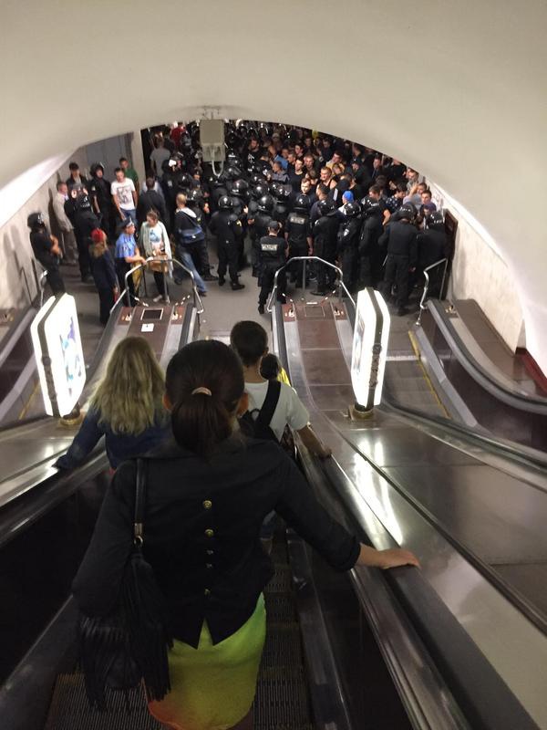 ​Беспорядки в Киеве: милиция задержала в метро группу парней в черных футболках и заблокировала Майдан