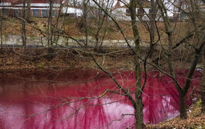 Аномальное явление в Сумах: озеро окрасилось в розовый цвет - видео