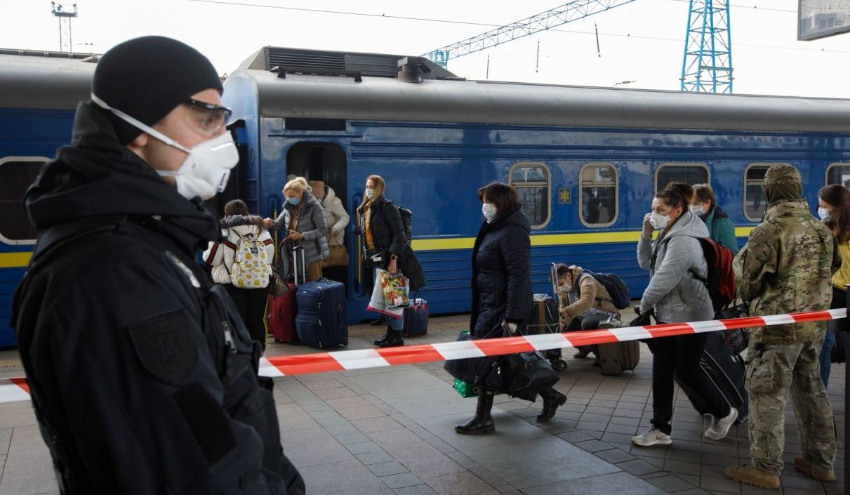 Сьогодні почали діяти нові правила перевезень: пасажирів без тесту та вакцинації у потяги не пускають 