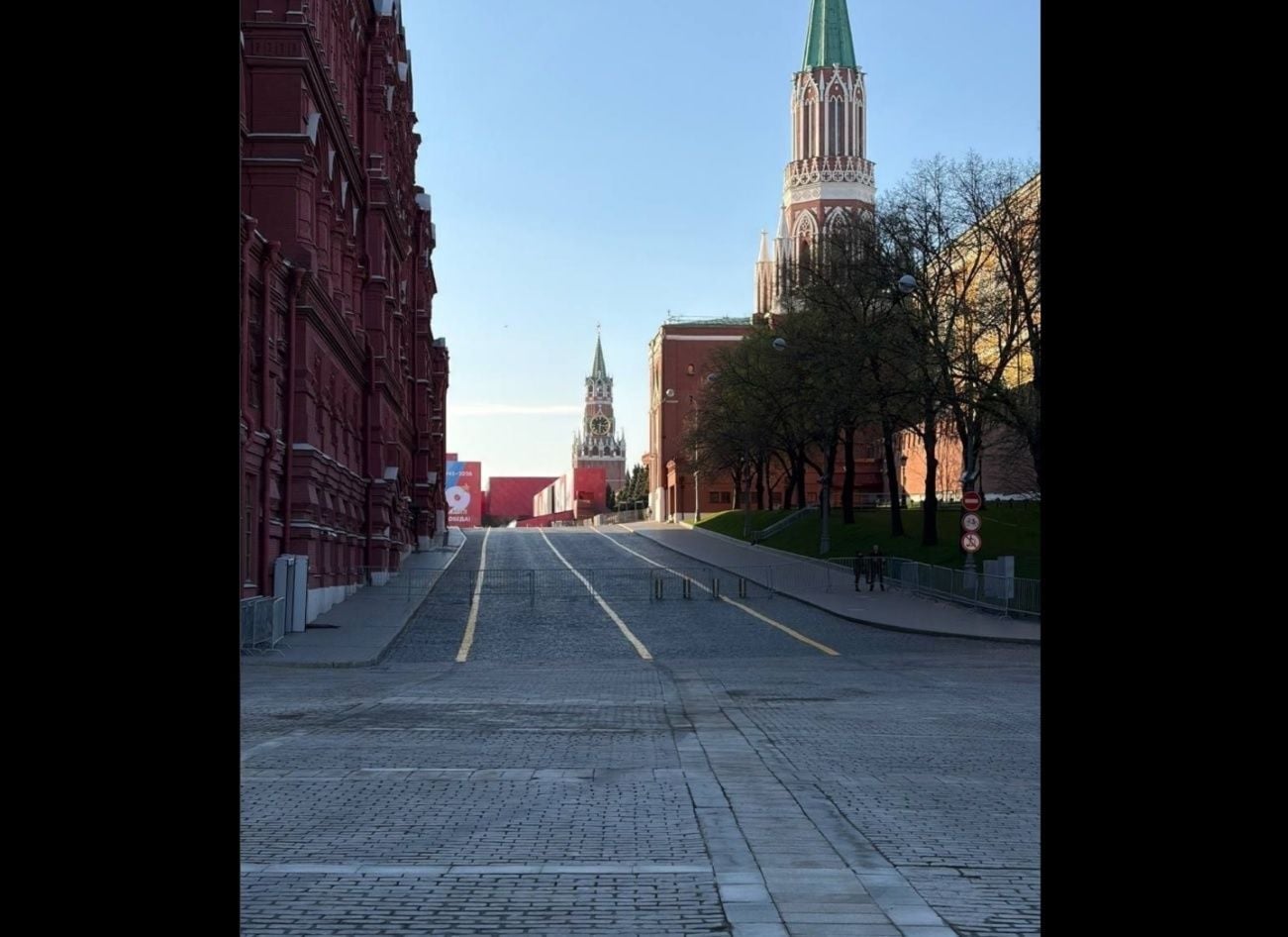 Центр Москвы "вымер": на башнях Кремля спецназ с пулеметами, по городу блокпосты