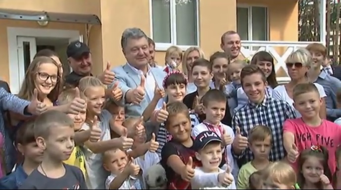 "Мир и согласие всем, кто здесь будет жить": Порошенко проинспектировал новое жилье для военнослужащих СБУ, которые участвуют в АТО на Донбассе