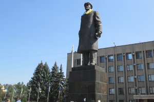 Жители Славянска возложили цветы к памятнику Ленина за защиту в "эту войну"