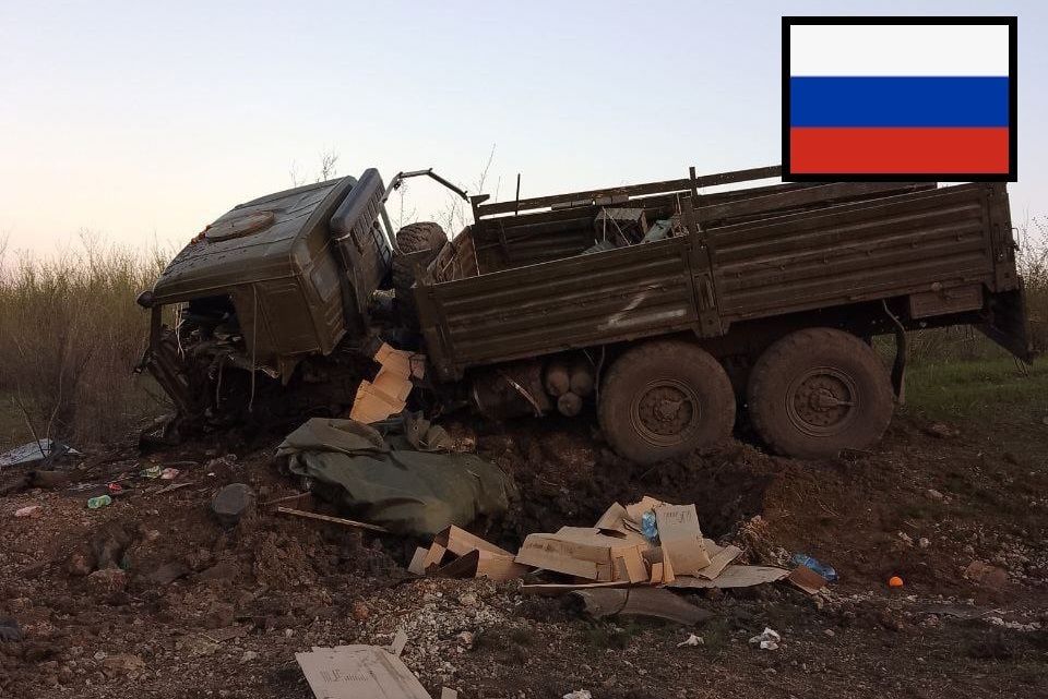 "КамАЗ" с российскими военными взлетел на воздух, наехав на две мины, – выжившие оккупанты разбегаются в стороны