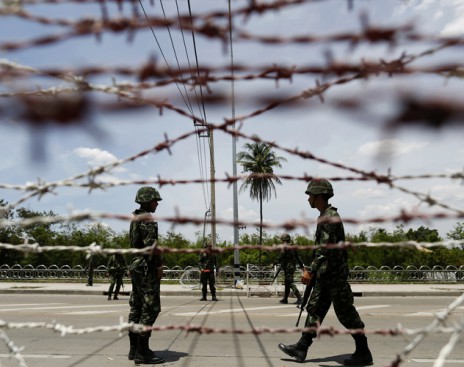 Король Таиланда отменил военное положение