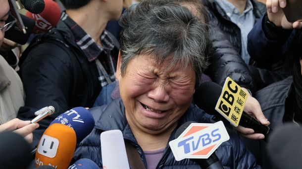 Посмотрели за цветением сакуры и погибли: более 30 туристов стали жертвами жуткой аварии на Тайване 