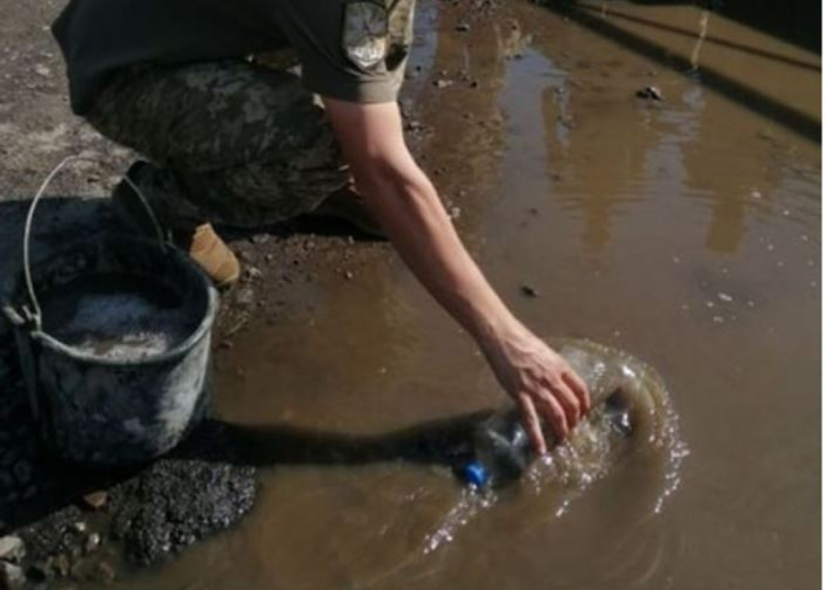 Ждут Зеленского: в Луцке военным приказали вычерпывать воду из луж к приезду президента