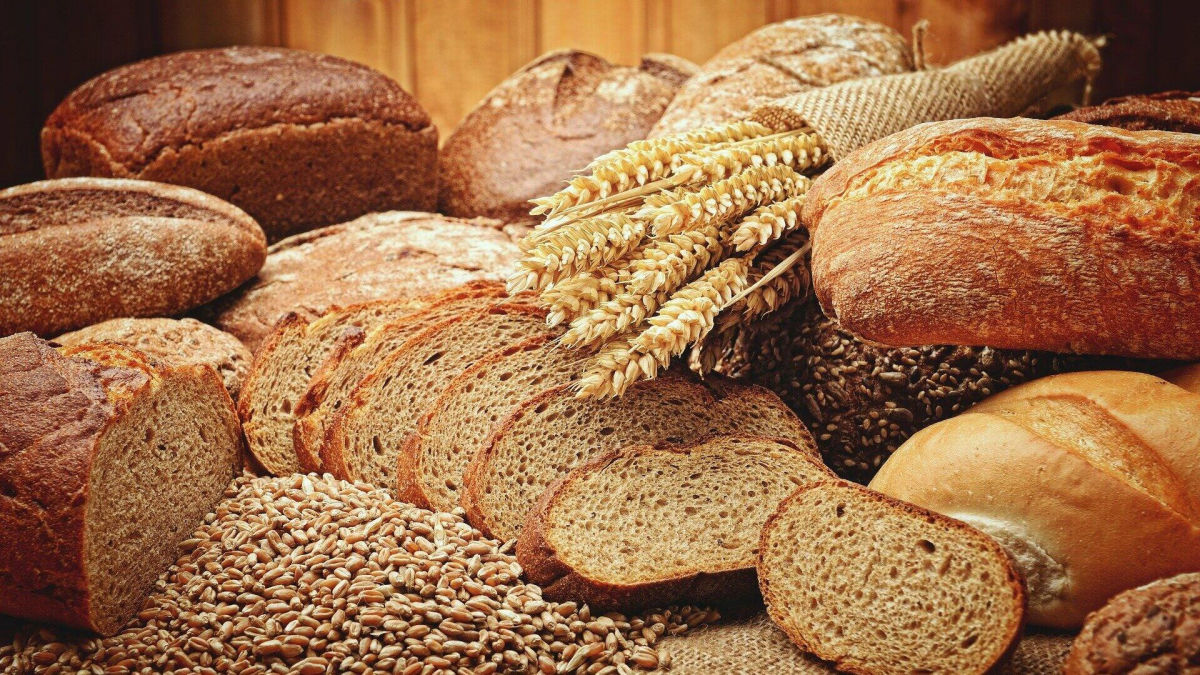 Названы шесть категорий продуктов, которые врачи не рекомендуют сочетать с хлебом