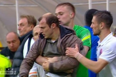 ​После поражения "Днепра" Зозуля на эмоциях накинулся на судью: уникальные кадры массовой драки на футбольном поле
