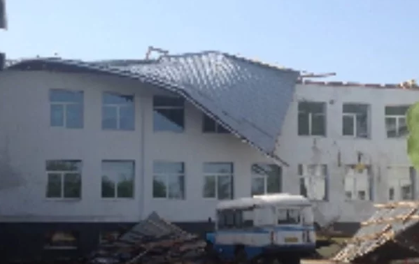 В Сумской области ветром сорвало крышу школы: ведется расследование