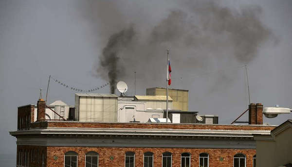​Россия жжет: дипломаты РФ не пустили пожарных в генконсульство в Сан-Франциско, из которого клубами валит черный дым