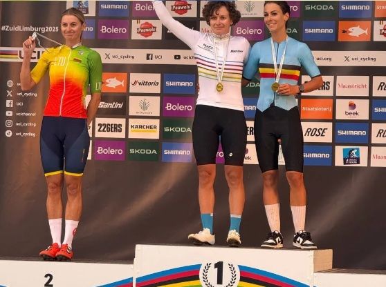 "Нейтральная" велогонщица Правилова спела гимн РФ на чемпионате мира в получила ответку от соперницы из Литвы