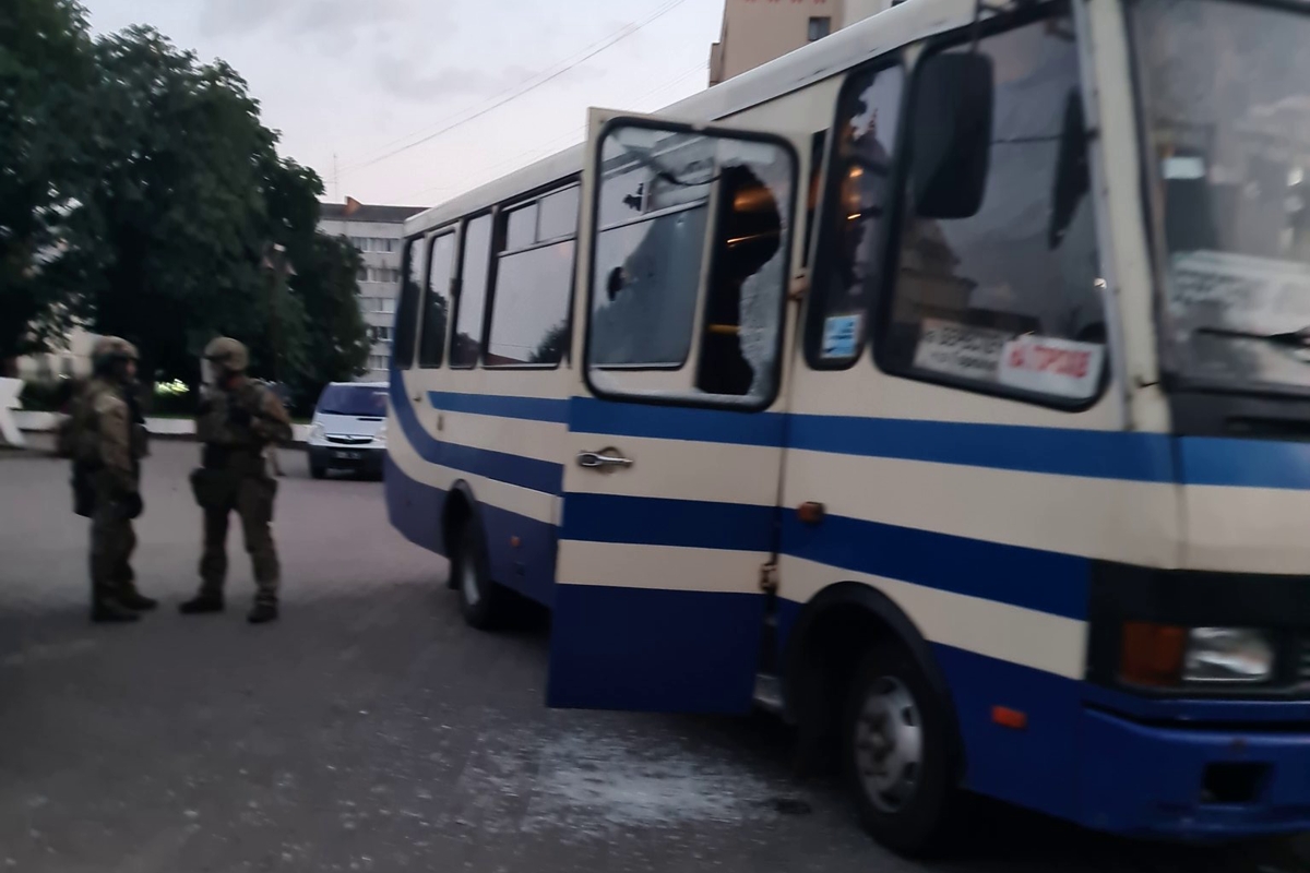 ​В Луцке спецназ пошел на штурм автобуса и уложил террориста Кривоша на асфальт - операция попала на видео
