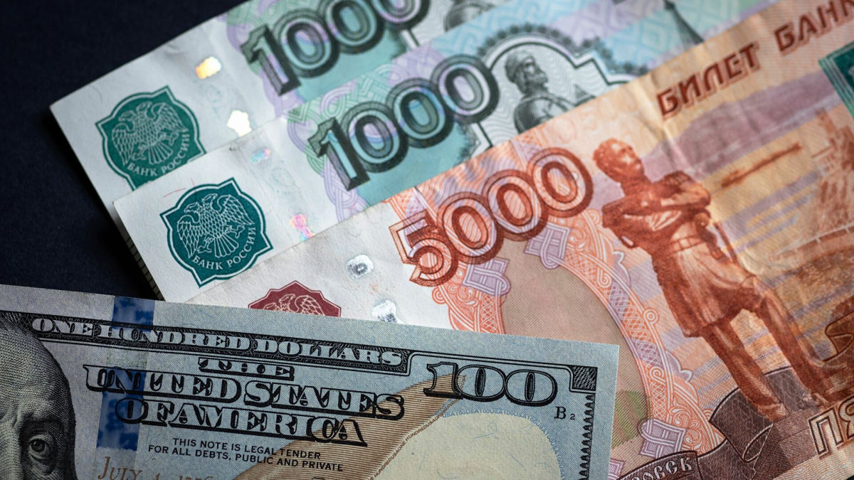 Рубль стал худшей валютой мира: эксперт рассказал, что может остановить его стремительное падение