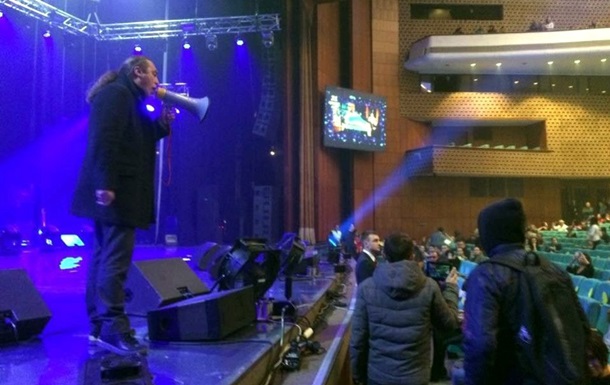 ​Поклонники Ани Лорак освистали и прогнали с концерта экс-нардепа Мирошниченко