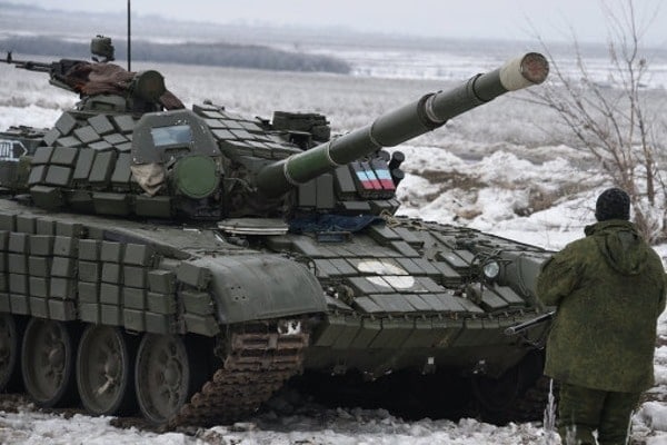 Боевики "пошли" танками на Авдеевку: жесткий обстрел не прекращается несколько часов подряд, зафиксировано 5 попаданий на территорию города, имеются разрушения