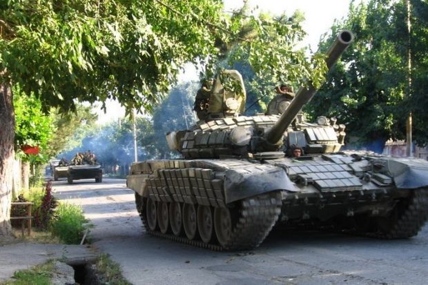 Паника в оккупированном Луганске: террористы перемещают по городу танки и готовятся к возобновлению войны