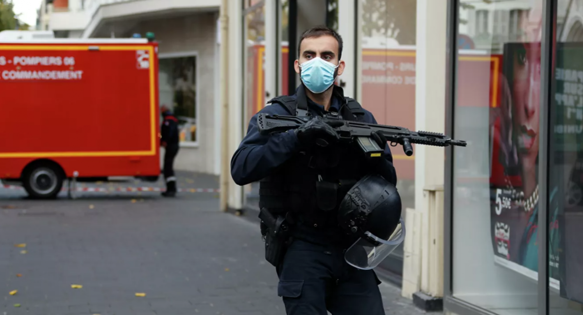 Во Франции 2-е нападение за день: в Авиньоне мужчина с ножом бросился на толпу