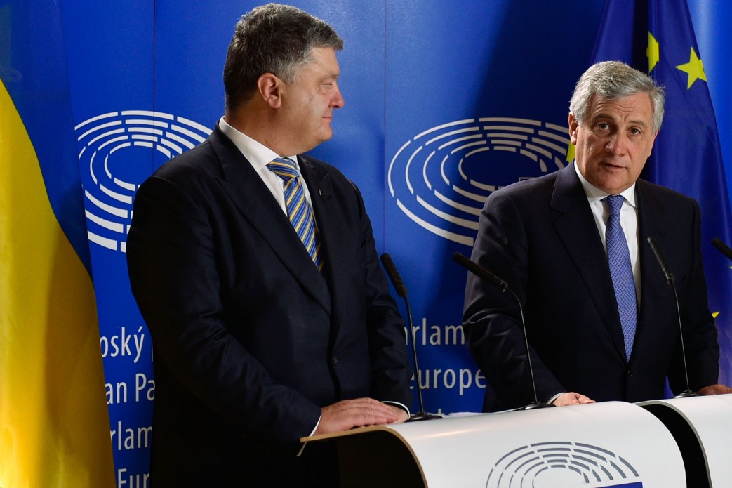 Порошенко хочет, чтобы евродепутаты прекратили поездки в оккупированный Крым и "ЛДНР" 