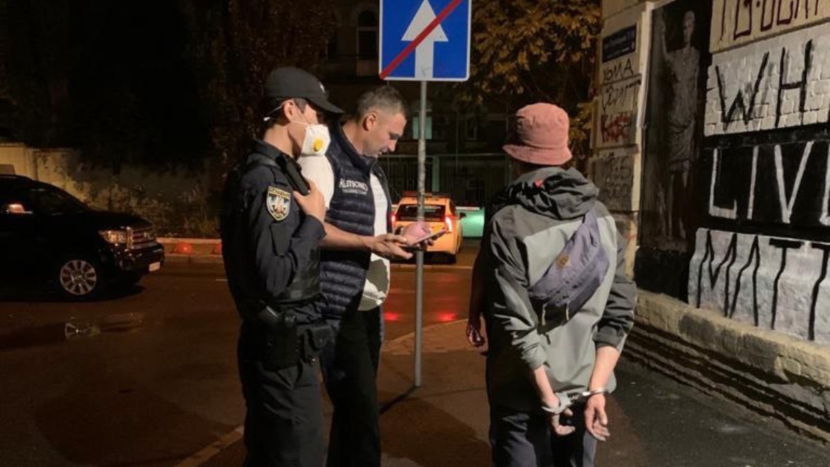 Кличко лично поймал хулиганов в Киеве и вызвал полицию: ночной инцидент попал на видео